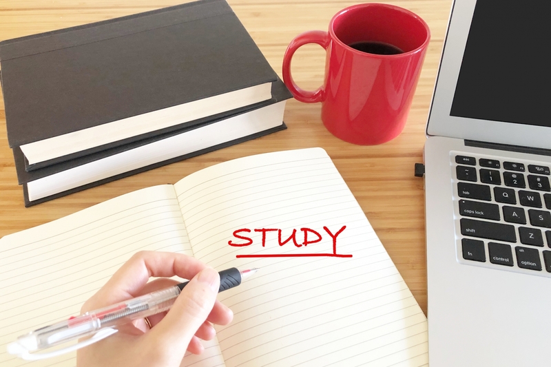 STUDYと書かれたノート