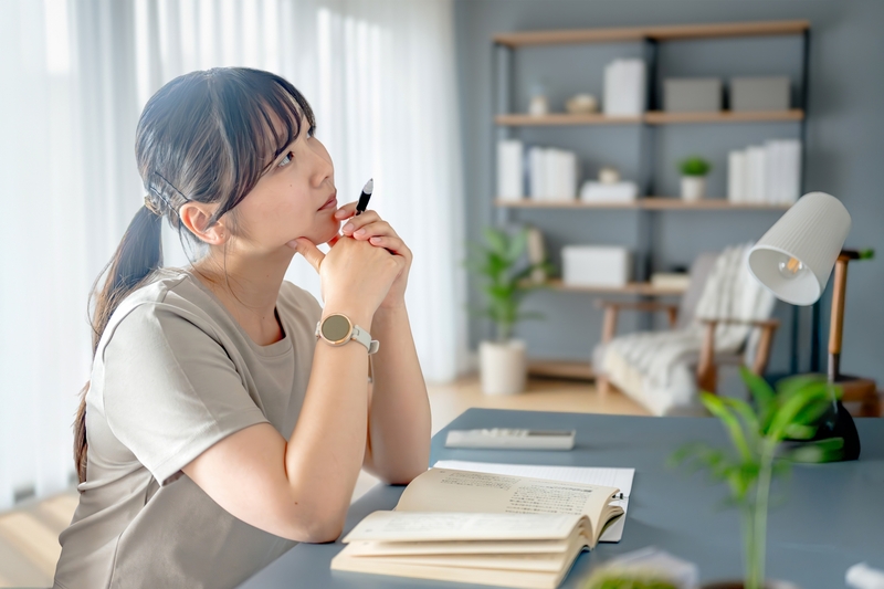 構成を考える女性